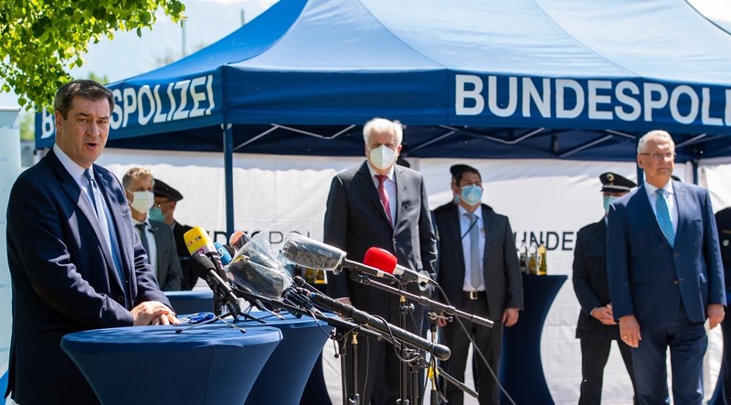 Montag, 18. Mai 2020; Bundesinnenminister Horst Seehofer, Ministerpr�sident Dr. Markus S�der und Innenminister Joachim Herrmann informieren sich �ber das weitere Vorgehen bei den Corona-bedingten tempor�ren Grenzkontrollen an der bayerisch-�sterreichischen Grenze nahe Freilassing. 