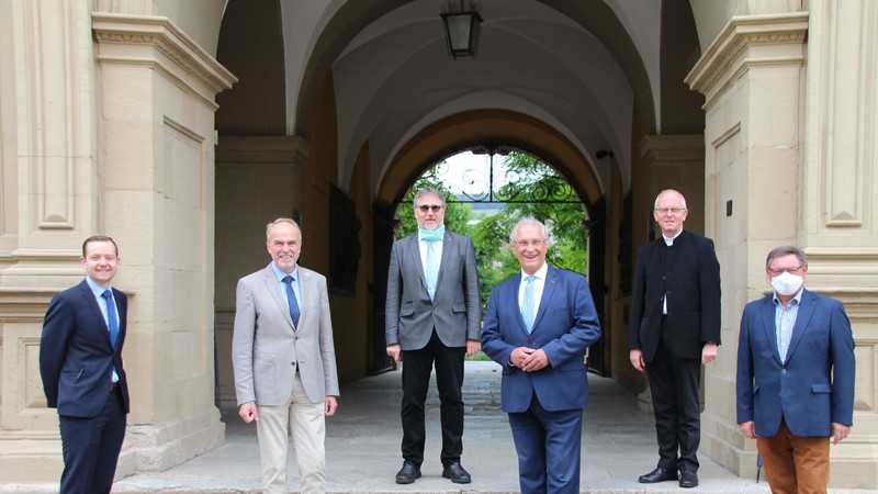 Dienstag, 9. Juni 2020; Innenminister Joachim Herrmann und Staatssekret�r Gerhard Eck zu Besuch in der Stiftung Juliusspital in W�rzburg. Der Rundgang durch 444 Jahre Stiftungsgeschichte f�hrte nicht nur in die Vergangenheit, sondern auch in die Zukunft der W�rzburger Stiftung. Walter Herberth, Leiter der Stiftung Juliusspital f�hrte seine Besucher �ber das Stiftungsgel�nde und gab einen �berblick �ber die vielf�ltigen Aufgaben der W�rzburger Stiftung, der Julius Echter von Mespelbrunn �Helfen und Heilen� ins Stammbuch geschrieben hatte. Die Stiftung, deren Wurzeln bis ins 16. Jahrhundert zur�ckreichen, ist im Raum Unterfranken Eigent�merin von �ber 3300 Hektar Wald, rund 1100 Hektar landwirtschaftlicher G�ter und 177 Hektar Weinberge. Letztere machen �das Juliusspital� zum zweitgr��ten Weingut Deutschlands, in dem ausgesprochen edle Tropfen angebaut werden. Aus den Erl�sen dieser Besitzungen unterh�lt die Stiftung Juliusspital ein Krankenhaus sowie ein Senioren- und Pflegestift. Die Stiftung Juliusspital und das Innenministerium verbindet ein besonderes rechtliches Band, denn zu den Zust�ndigkeiten des Innenministeriums geh�rt auch die Stiftungsaufsicht und insoweit �bt es �ber die gemeinn�tzige Stiftung Juliusspital die Rechtsaufsicht aus.
Foto: Stiftung Juliusspital W�rzburg
