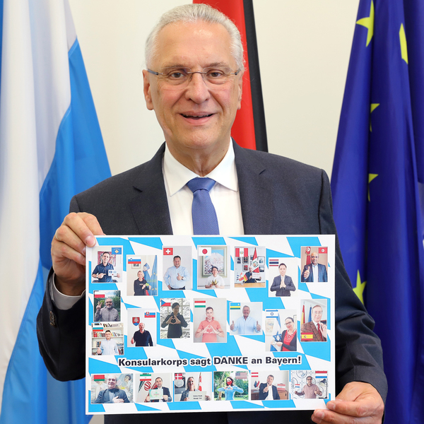 Mittwoch, 17. Juni 2020; Ein internationaler Dank an alle Helferinnen und Helfer in der Coronakrise. Innenminister Joachim Herrmann freut sich �ber die sch�ne Aktion des Konsularkorps Bayern