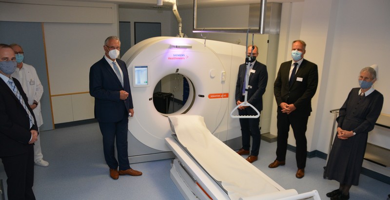 Mittwoch, 17. Juni 2020; Krankenhaus Martha-Maria N�rnberg: Bayerns Innenminister Joachim Herrmann �bergab eines von insgesamt 34 CT-Ger�ten, die das Bayerische Ministerium f�r Gesundheit und Pflege f�r Kliniken im Freistaat beschafft hat.
An der feierlichen �bergabe nahm auch Oberin Schwester Roswitha M�ller, Dr. Tobias M�hner (Vorstand), Markus Ebinger (Vorsitzender der Gesch�ftsf�hrung) und Harald Niebler (Gesch�ftsf�hrer des N�rnberger Krankenhauses) teil.
Herrmann: �Die Bayerische Staatsregierung leistet mit der Beschaffung der CT-Ger�te einen wichtigen Beitrag zur fl�chendeckenden Versorgung von Coronapatienten in Bayern.� 
