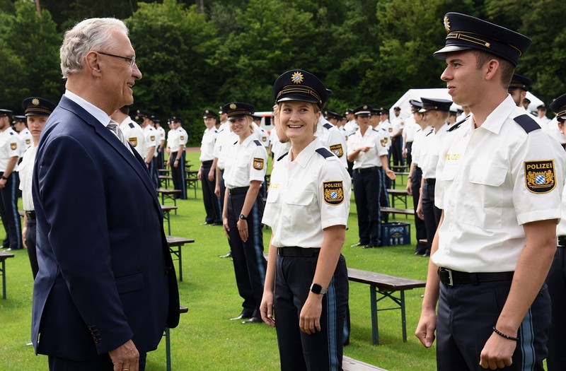 Montag, 29. Juni 2020; Innenminister Joachim Herrmann hat zusammen mit dem Pr�sidenten der Bayerischen Bereitschaftspolizei, Wolfgang Sommer, rund 280 neu eingestellten Polizistinnen und Polizisten der VII. Bereitschaftspolizeiabteilung in Sulzbach-Rosenberg feierlich den Diensteid abgenommen: 