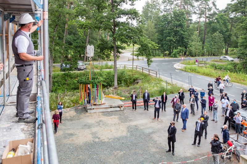 Donnerstag, 16. Juli 2020; Der Bau des neuen Forschungsgeb�udes f�r das 'Erlangen Centre for Astroparticle Physics' (ECAP) an der Friedrich-Alexander-Universit�t Erlangen-N�rnberg (FAU) schreitet mit gro�en Schritten voran. Innenminister Joachim Herrmann hat unter anderen gemeinsam mit Baustaatssekret�r Klaus Holetschek und Vertretern der FAU am Richtfest f�r das neue universit�re Zentrum der Astroteilchenforschung teilgenommen. Die Kosten f�r den Forschungsneubau in H�he von knapp 40 Millionen Euro werden h�lftig vom Bund und vom Freistaat Bayern getragen. Eine 