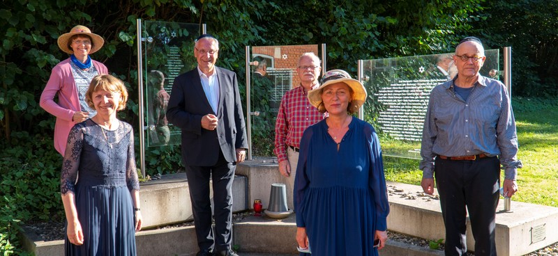 Freitag, 31. Juli 2020; Bayerns Innenminister Joachim Herrmann hat heute bei einem Ortstermin am J�dischen Friedhof Erlangen an der Rudelsweiherstra�e den Bau einer neuen Umz�unung zugesagt: 