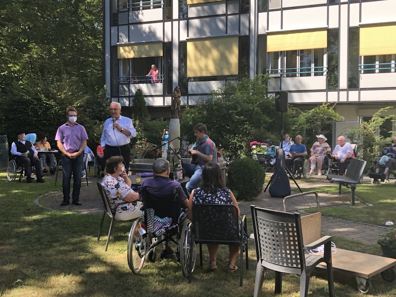 Freitag, 31. Juli 2020; Sommerliches Konzert im Garten des Marienhospitals in Erlangen. Ein gelungener Nachmittag, zu dem der Freundeskreis des Marienhospitals nun schon zum 4.Mal w�hrend der �Corona�- Zeit eingeladen hatte. 
Denn trotz Corona gibt es - immer unter Einhaltung der Hygiene- und Abstandsregeln - viele Events und Aktionen f�r die Senioren in der Pflegeeinrichtung, die vor allem immer mit gro�er Unterst�tzung der ehrenamtlichen Mitarbeiter und Angeh�rigen durchgef�hrt werden.


