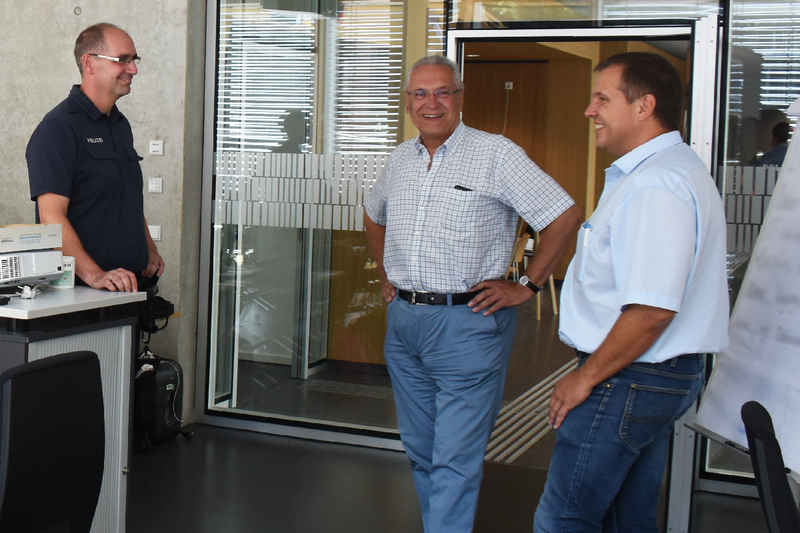 Sonntag, 16. August 2020; Innenminister Joachim Herrmann hat das Landesamt f�r Gesundheit und Lebensmittelsicherheit (LGL) am Standort Erlangen besucht. Vor Ort informierte er sich �ber die durch die Bayerische Bereitschaftspolizei geleistete Unterst�tzungsarbeit und sprach den Einsatzkr�ften Lob und Dank aus.
Bayerische Bereitschaftspolizei Bamberg