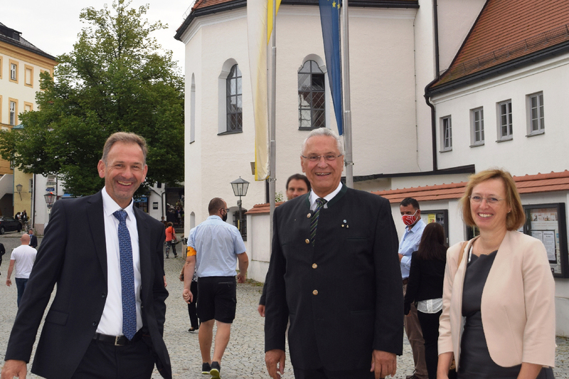 Samstag, 15. August 2020; Innenminister Joachim Herrmann hat zusammen mit Oberb�rgermeister Stephan Antwerpen die feierliche Pontifikalmesse anl�sslich Mari� Himmelfahrt in der Basilika St. Anna in Alt�tting besucht. Im Anschluss erfolgte eine Besichtigung der Gnadenkapelle.
Gesch�ftsstelle Erster B�rgermeister Stadt Alt�tting