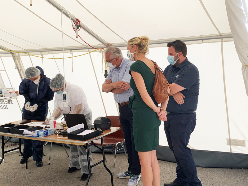 Mittwoch, 19. August 2020; Innenminister Joachim Herrmann hat sich im Testzentrum der Landeshauptstadt M�nchen �ber die dortigen Abl�ufe und Verfahren informiert. Dort fahren Probanden nach vorheriger Online-Terminvereinbarung in ihrem Fahrzeug vor, im Drive-through-Verfahren werden die Proben genommen. Nach etwa 24 bis 48 Stunden kann der Proband das Testergebnis online abrufen. Die Umwelt- und Gesundheitsreferentin der Landeshauptstadt, Frau Stephanie Jacobs, und Mitarbeiter der Aicher Group erl�uterten dem Innenminister das Gesamtsystem. Herrmann dankte der Landeshauptstadt und der Firma Aicher f�r das �berzeugende Konzept und die kurzfristige Steigerung der Tageskapazit�t von 200 auf 1000.