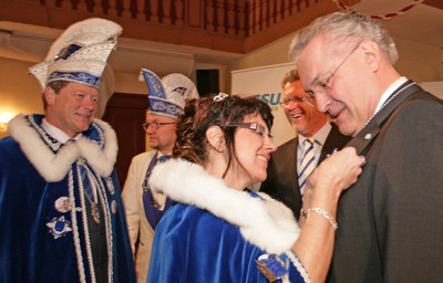 Am Rande des Neujahrsempfangs 2014 der Erlanger CSU mit Staatsminister Dr. Marcel Huber �berreicht die Faschingsprinzessin der Brucker Ga�henker Bianca I einen Faschingsorden