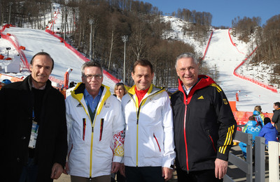 Mit dem Bundestagsabgeordneten Eberhard Gienger, Bundesinnenminister Dr. Thomas des Maiziere und dem neuen Pr�sidenten des Deutschen Olympischen Sportbundes Alfons H�rmann bei den Olympischen Winterspielen in Sotschi im Februar 2014.