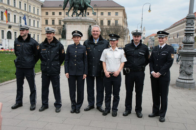 Vorstellung neuer Uniformvorschl�gen f�r die bayerische Polizei am Odeonsplatz in M�nchen. Die aus �sterreichischen und baden-w�rttembergischen Vorbildern entwickelten Modelle werden bis Fr�hjahr 2015 getestet.