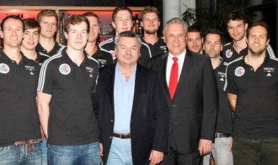 Waldi Hartmann zu Gast bei den F�rderern und Sponsoren des Handballclub Erlangen im April 2014. Im Sommer gelingt der Aufstieg in die 1. Bundesliga.