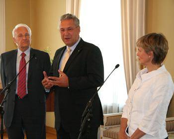 Joachim Herrmann mit der finnischen Ministerin f�r Einwanderung und Europa