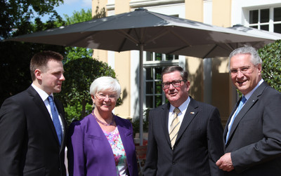 Feier des 75. Geburtstages des Ehrenvorsitzenden der mittelfr�nkischen CSU Bundesminister a. D. Carl Dieter Spranger im Mai 2014 mit dem Ansbacher CSU-Kreisvorsitzenden Andreas Schalk und der Vorsitzenden der CSU Landesgruppe im Bundestag Gerda Hasselfeldt vor der Ansbacher Orangerie.