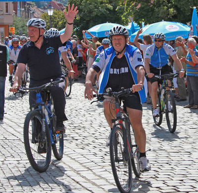 Mit der BR-Radltour und Landtagskollegen Hans Herold im August 2014 in Neustadt a. d. Aisch.