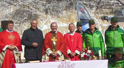 Bei der traditionellen �Gattlermesse� im September 2014 auf der Zugspitze zum Gedenken an in den Bergen verungl�ckten Polizeibeamten mit Polizeidekan Andreas Simbeck und Weihbischof Bernhard Ha�lberger.