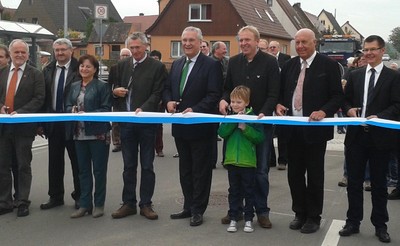 Freigabe der neuen Ortsumgehung von Abensberg im Landkreis Roth im Oktober 2014 mit Landrat Herbert Eckstein, Karl Betz, Abteilungsleiter staatliches Bauamt, Marlene Mortler, MdB, B�rgermeister Werner B�uerlein, Volker Bauer, MdL, Staatsminister a. D. Manfred Wei� und Bauamtsleiter  Rainer Popp, Bereichsleiter Stra�enbau am staatlichen Bauamt.