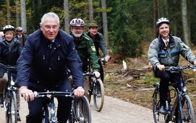 Er�ffnung des neuen Radwegs von Kalchreuth nach Weiher im Oktober 2014 im Landkreis Erlangen-H�chstadt mit der Vorsitzenden des AGFK Marlene W�stner, Polizeihauptkommissar Bernd Otte und Forstdirektor Dr. Peter Pr�bstle.