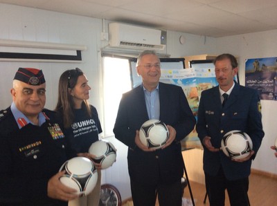 Besuch des Fl�chtlingslagers in Jordanien nach der syrischen Grenze im November 2014. Die Wasserversorgung wird von einer Einsatzgruppe des THW unter Leitung des M�nchners Christoph Altheim. F�r die Fl�chtlingskinder hat er sich Fu�b�lle gew�nscht, die adidas spendiert hat.