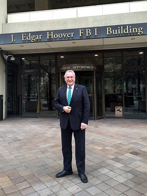 Innenminister Joachim Herrmann vor dem J. Edgar Hoover FBI Building in Washington D.C. bei seinem Besuch im Februar 2015