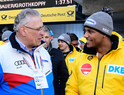 BMW IBSF World Cup Bob & Skeleton 2016/17 Koenigssee. Joachim Herrmann im Gespr�ch mit Joshua Bluhm, einem der Sieger im 4er Bob