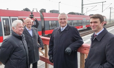 Um den Bahnsteig des S-Bahn-Haltepunkts Erlangen-Eltersdorf f�r die Anwohner leichter erreichbar und noch attraktiver zu machen, setzt sich Innen- und Verkehrsminister Joachim Herrmann f�r einen zweiten Zugang im S�den ein. Herrmann hat vor Ort am 15.3.2017mit Stefan M�ller, Parlamentarischer Staatssekret�r im Bundesministerium f�r Bildung und Forschung, sowie weiteren Abgeordneten und Vertretern der Deutschen Bahn �ber die Planungen und die weitere Vorgehensweise gesprochen. Da der S�dzugang bereits im Planfeststellungsbeschluss enthalten ist, bedarf es nach Herrmanns Worten jetzt nur noch einer Einigung zwischen Freistaat Bayern und DB �ber die Kosten von rund 1 Mio. Euro, dann k�nnte der Bau rasch beginnen.