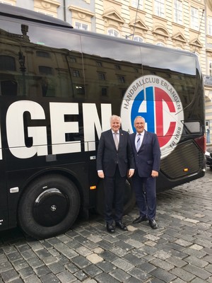 Fertig zur Abfahrt nach Prag am 2. Mai zur Informationsfahrt der CSU-Landtagsfraktion mit dem Bus der Erlanger Handballer