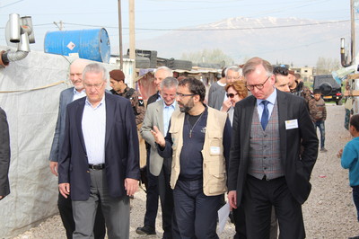 Joachim Herrmann beim Besuch einer Siedlung f�r syrische Fl�chtlinge in der libanesischen Bekaa-Ebene, rechts der M�nchner Kabarettist Christian Springer, der mit dem Verein Orienthelfer wichtige Hilfsprojekte betreibt und dabei auch vom Freistaat Bayern unterst�tzt wird. April 2017