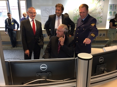 Juli 2017
Bayerns Innenminister Joachim Herrmann bei der Einweihung der Integrierten Leitstelle in M�nchen: Neue ILS wird in gro�em Ma� zur Sicherheit in und um die Landeshauptstadt beitragen - Vernetzung aller 26 bayerischen Leitstellen abgeschlossen