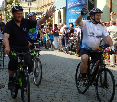 Zieleinfahrt an der Spitze der BR-Radltour in Gunzenhausen mit Landrat Gerhard W�gemann (August 2012)