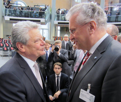 Herzlichen Gl�ckwunsch an Joachim Gauck nach dessen Wahl zum neuen Bundespr�sident in der Bundesversammlung im Berliner Reichstag (M�rz 2012)