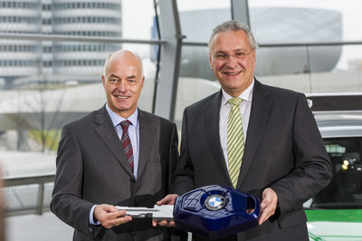 Carsten Engel von der BMW AG �bergibt in der M�nchner BMW Welt die n�chste Serie der BMW 3er zur Verst�rkung der Polizei (November 2012)