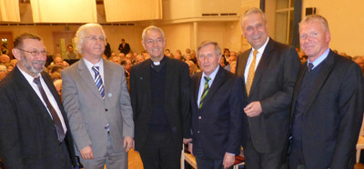 Wo steht die katholische Kirche  50 Jahre nach dem II. Vatikanischen Konzil heute? Diese Frage diskutierte der Pr�sident des Zentralkomitees der Katholiken  (ZDK) und fr�here Landtagspr�sident Alois Gl�ck mit �ber 300 G�sten. Staatsminister Joachim Herrmann, der zu der Veranstaltung nach Erlangen ins Gemeindehaus eingeladen hatte, konnte dabei zahlreiche Repr�sentanten aus Staat, Kirche und  Gesellschaft begr��en, unter anderem den Bamberger  Erzbischof Dr. Ludwig Schick und Oberb�rgermeister Dr. Siegfried Balleis.