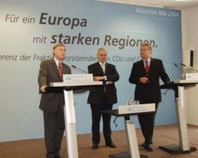 Pressekonferenz zur Gro�en Fraktionsvorsitzendenkonferenz vom 16. bis 18. Mai 2004 in M�nchen - 

Am dritten und letzten Tag der Fraktionsvorsitzendenkonferenz sprach der Kandidat der Union f�r das Amt des Bundespr�sidenten, Prof. Dr. Horst K�hler, f�nf Tage vor der Wahl in der Bundesversammlung mit den Fraktionsvorsitzenden. Auf einer anschlie�enden Pressekonferenz stellte sich Prof. Dr. Horst K�hler den Fragen von Journalisten. Christoph B�hr und Joachim Herrmann fassten zudem die Ergebnisse der Tagung zusammen