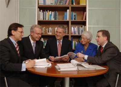 Pressebild Gesch�ftsf�hrender Fraktionsvorstand - 

Der Gesch�ftsf�hrende Fraktionsvorstand der CSU-Fraktion im Bayerischen Landtag: (von links) die stellv. Fraktionsvorsitzenden Engelbert Kupka, Thomas Kreuzer, Fraktionsvorsitzender Joachim Herrmann, die stellv. Fraktionsvorsitzende Renate Dodell sowie stellv. Fraktionsvorsitzender und Schatzmeister Markus Sackmann.   