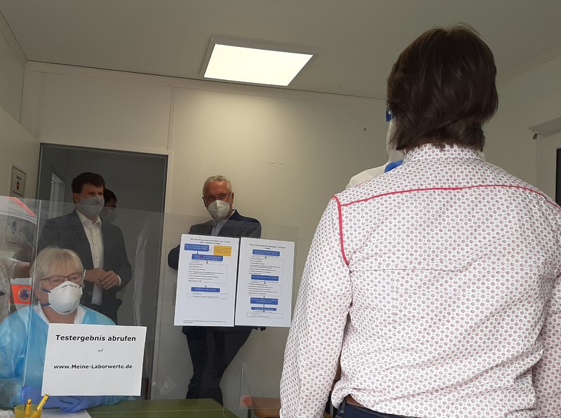 Erlangen, 4. September 2020; Innenminister Joachim Herrmann hat heute das neue Corona-Testzentrum am Gro�parkplatz in Erlangen besucht. Es wird unter Leitung des Staatlichen Gesundheitsamts f�r Stadt und Landkreis vom Arbeiter-Samariter-Bund betrieben. Herrmann dankte den Mitarbeitern des ASB f�r ihr Engagement und dem Leiter des Gesundheitsamts Dr. Frank Neumann. �Die Vielzahl der Tests helfen Infektionsketten zu unterbrechen.�
