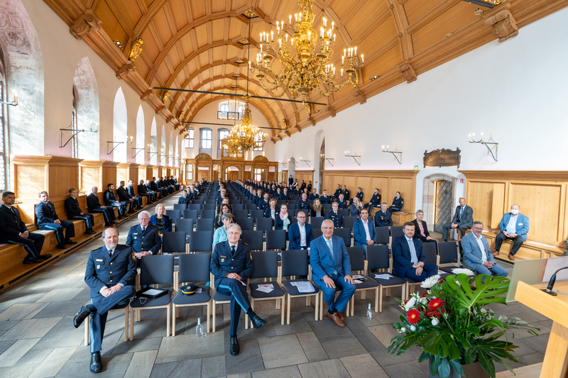 N�rnberg, 9. September 2020; Bayerns Innenminister Joachim Herrmann hat heute stellvertretend f�r die Personalzuteilung im nordbayerischen Raum im Herbst 2020 gemeinsam mit N�rnbergs Oberb�rgermeister Marcus K�nig rund 100 neue Polizistinnen und Polizisten des Polizeipr�sidiums Mittelfranken begr��t. Im historischen Rathaussaal der Stadt N�rnberg hie�en Herrmann, K�nig und Polizeipr�sident Roman Fertinger die neu zum Polizeipr�sidium Mittelfranken versetzten Polizeibeamten willkommen.
Foto: PP Mittelfranken
