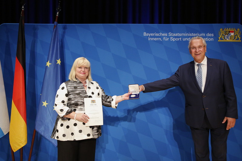 Freitag, 2. Oktober 2020; Kommunalminister Joachim Herrmann �bergibt in der Erlanger Heinrich-Lades-Halle die Kommunale Verdienstmedaille in Silber an Stadtr�tin Birgitt A�mus. Als zweite B�rgermeisterin und als Fraktionsvorsitzende hat sie f�r die Stadtpolitik in der Vergangenheit an ma�geblicher Stelle Verantwortung �bernommen.