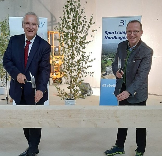 Freitag, 9. Oktober 2020; Innen- und Sportminister Joachim Herrmann hat das neue Sportcamp Nordbayern in Bischofsgr�n im Fichtelgebirge beim heutigen Richtfest als architektonisches Vorzeigeobjekt des Sportlands Bayern gelobt: 