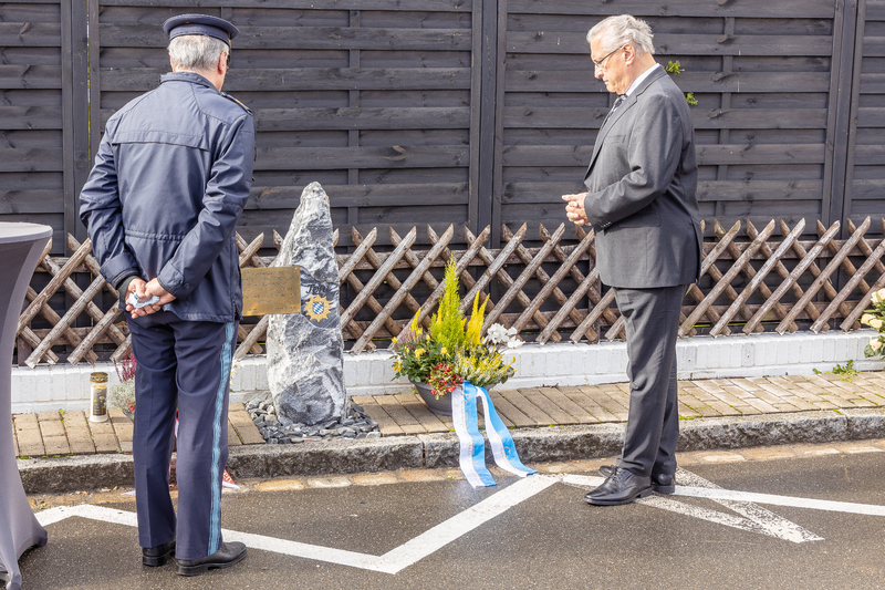 Montag, 12. Oktober 2020; Am 12. Oktober 2000 endete eine polizeiliche Routinekontrolle im mittelfr�nkischen Bubenreuth f�r zwei Streifenpolizisten in einer Katastrophe: Ein aus der Psychiatrie entwichener Gewaltt�ter er�ffnete das Feuer und erschoss den damals 31 Jahre alten Polizeihauptmeister Christian (Toni) Trautner. Sein Streifenpartner wurde beim Schusswechsel schwer verletzt. Zum 20. Jahrestag hat Bayerns Innenminister Joachim Herrmann am Tatort in der Frankenstra�e in Bubenreuth im Rahmen einer Gedenkfeier an das schreckliche Verbrechen erinnert und einen Gedenkstein enth�llt.