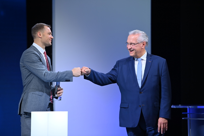 Samstag, 24. Oktober 2020; Die FC-Bayern Spieler Joshua Kimmich und Leon Goretzka erhielten heute f�r die Initiative 'We Kick Corona' den bayerischen Sportpreis in der BMW Welt in M�nchen. Der pers�nliche Preis des Bayerischen Ministerpr�sidenten Markus S�der ging an den FC Bayern M�nchen. Er wurde von Manuel Neuer und Herbert Hainer entgegengenommen. Weitere Sportpreise gingen an Triathletin Anne Haug, Para-Schwimmer Josia Topf, Ruderer Oliver Zeidler, Skispringerin Katharina Althaus und die Snowboarderinnen Ramona Hofmeister, Selina J�rg und Carolin Langenhorst sowie Fu�ball-Legende Bastian Schweinsteiger und das Sportmagazin 'Kicker'. Den pers�nlichen Preis des Bayerischen Ministerpr�sidenten Dr. Markus S�der �berreichte in Vertretung des Ministerpr�sidenten Bayerns Innen- und Sportminister Joachim Herrmann. Die Preisverleihung fand in diesem Jahr Corona-bedingt ohne Publikum statt. Jimmy Hartwig, Britta Steffen, Miriam Neureuther und G�nter Gr�nwald traten als prominente Laudatoren auf.
Foto: Sebastian Widmann