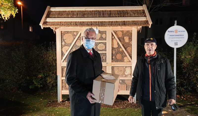 Freitag, 30. Oktober 2020; Neues Insektenwelthotel f�r Erlangen!
F�r viele Insekten wird es immer schwerer, geeignete Pl�tze zum Nisten oder �berwintern zu finden. Das Projekt Insektenwelthotel der drei Erlanger Clubs der Rotarier ist ein Riesenerfolg! Innenminister Joachim Herrmann hat heute eine weitere Insektenwelt am Ohmplatz enth�llt. Initiator und Projekleiter ist der Erlanger K�nstler Dieter Erhard (rechts im Bild)