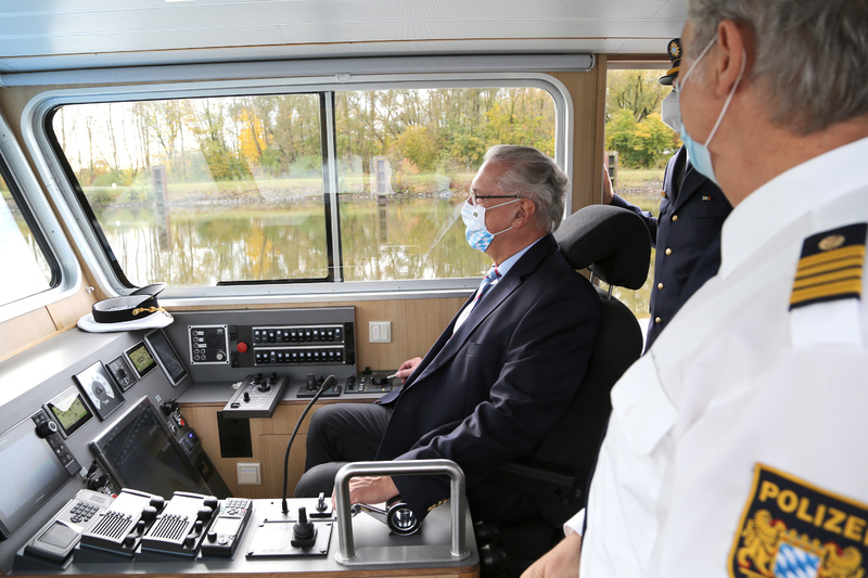 Montag, 2. November 2020; Das heute in Regensburg von Bayerns Innenminister Joachim Herrmann offiziell seiner Bestimmung �bergebene neue Polizeiboot 'WSP 11' kann sich sehen lassen: Mit 14,93 Metern L�nge, 4,10 Metern Breite, einer Geschwindigkeit von 39 Stundenkilometern und einer Tragf�higkeit von 15 Personen sowie mit der neuesten Technik ausgestattet, ist es hervorragend geeignet f�r die Eins�tze auf der Donau. 