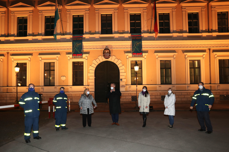Mittwoch, 25. November 2020; Am 'Internationalen Tag zur Beseitigung von Gewalt gegen Frauen' werden unter dem Motto 'Orange your City' weltweit prominente Geb�ude in der Kampagnenfarbe beleuchtet - auch das Innenministerium in M�nchen. 