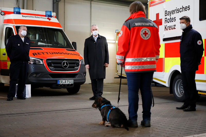 Donnerstag, 31. Dezember 2020; An Silvester besucht Innenminister Joachim Herrmann traditionell gemeinsam mit Oberb�rgermeister Florian Janik und B�rgermeister J�rg Volleth haupt- und ehrenamtliche Einsatzkr�fte in Erlangen. Hier ist er gerade beim Bayerischen Roten Kreuz zu Gast. Innenminister Herrmann dankte allen Einsatzkr�ften f�r ihren aufopferungsvollen und oft gef�hrlichen Einsatz, insbesondere auch bei der Bek�mpfung der Corona-Pandemie.
Giulia Iannicelli