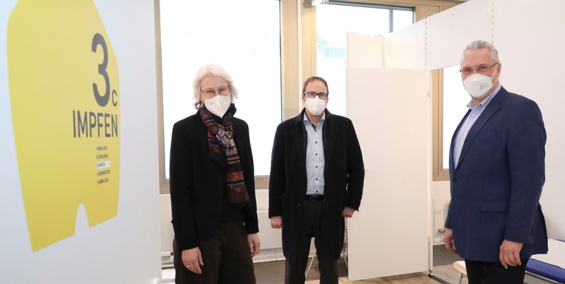 Dienstag, 19. Januar 2021; Innenminister Joachim Herrmann hat das Impfzentrum in seiner Heimatstadt Erlangen besichtigt. Auf Einladung von Oberb�rgermeister Florian Janik informierte sich Herrmann �ber die im fr�heren Intersportladen eingerichteten Stationen f�r Registrierung, Aufkl�rung und Impfung. Die Leiterin des Erlanger Kulturamts Anne Reimann und ihre Mitarbeiter haben das Impfzentrum gemeinsam mit �rzten, dem Erlanger ASB und weiteren Helferinnen und Helfern aufgebaut und in Betrieb gesetzt. Bislang sind schon �ber 8.000 Impfungen durchgef�hrt worden, wof�r der Innenminister allen Beteiligten dankte. Nun hoffen alle auf noch gr��ere Impfstofflieferungen in den n�chsten Wochen.
Foto: Ianicelli