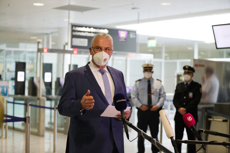Montag, 8. Februar 2021; Verst�rkte Corona-Kontrollen an Flugh�fen: Innenminister Joachim Herrmann hat die l�ckenhafte �berpr�fung der Passagiere durch die Fluggesellschaften kritisiert: 