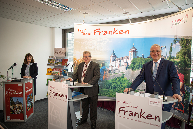 Dienstag, 16. Februar 2021: �Die gesamte Tourismusbranche hat sich 2020 extrem schwierigen Herausforderungen stellen m�ssen�, so das Fazit von Innenminister Joachim Herrmann auf der Jahrespressekonferenz des Tourismusverbandes Franken. Noch vor einem Jahr hatte Herrmann mit rund 23 Millionen �bernachtungen ein neues Rekordhoch der fr�nkischen Tourismusbilanz verk�ndet. �Damals war nicht absehbar, dass kurz darauf der Tourismus sowie unser gesamtes gesellschaftliches Leben im Zeichen der Corona-Pandemie stehen w�rde.� Herrmann zeigte sich zuversichtlich, dass sich der fr�nkische Tourismus, wenn Reisen wieder m�glich sind, erholen wird: �Die Weichen daf�r wurden bereits gestellt.�
FrankenTourismus