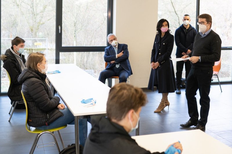 Montag, 8. M�rz 2021; Heute war Innenminister Joachim Herrmann bei einer Schulungsaktion zum Umgang mit Corona-Schnelltests an der Erlanger Realschule am Europakanal. Dabei geben Lehrkr�fte ihr bei einer BRK-Schulung erworbenes Wissen an Sch�lerinnen und Sch�ler der 10. Klassen weiter. Die Tests f�r die Aktion, die auch von medizinischen Laien selbst durchgef�hrt werden k�nnen, werden von der gemeinn�tzigen Erlanger Schreiber Stiftung finanziert. Schnelltests/Selbsttests gelten als wichtiger Baustein bei der Eind�mmung der Pandemie und sollen k�nftig regelm��ig an Schulen eingesetzt werden.
Foto: Schreiber Stiftung