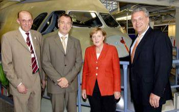 Landtag ab 2003 - 

Bei der Landtagswahl am 21. September 2003, seinem 47. Geburtstag, wird Joachim Herrmann im nun vergr��erten Stimmkreis Erlangen-Heroldsberg-M�hrendorf mit 49 Prozent, dem h�chsten Ergebnis das die CSU jemals bei einer Landtagswahl in Erlangen erreicht hat, wieder gew�hlt.

Am 6. Oktober 2003 wird Joachim Herrmann in der konstituierenden Sitzung der CSU-Landtagsfraktion auf Vorschlag von Ministerpr�sident Stoiber mit 95 Prozent der Stimmen zum neuen Fraktionsvorsitzenden gew�hlt. Am 5. April 2006 best�tigt die CSU-Fraktion Joachim Herrmann im Amt. 

Joachim Herrmann wird Anfang Juni 2006 zum neuen Vorsitzenden der CDU/CSU-Fraktionsvorsitzendenkonferenz (FVK) gew�hlt. Er l�st damit Christoph B�hr aus Rheinland-Pfalz ab. Die Fraktionsvorsitzendenkonferenz dient dem regelm��igen Informations- und Erfahrungsaustausch der Unionsfraktionen des Europ�ischen Parlaments, des Bundestags und der 16 Landtage. Herrmann bedankte sich f�r das Vertrauen der Unionskollegen: �Die Landesparlamente gewinnen mit der F�deralismusreform an Bedeutung. Deshalb kommt es jetzt noch mehr auf eine enge Abstimmung zwischen den L�ndern, und damit auf eine gute Kooperation innerhalb der Union an.