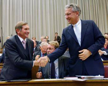 Landtag 1998 bis 2003 - 

Unter F�hrung vom Ministerpr�sident Dr. Edmund Stoiber gewinnt die CSU die Landtagswahl mit stolzen 52,9 Prozent. In seinem eigenen Stimmkreis Erlangen kann Joachim Herrmann sein Erststimmergebnis auf 44,7 Prozent steigern (sein Gegenkandidat der SPD ist nun Wolfgang Vogel) und wird nach der Wahl von Ministerpr�sident Stoiber zum Staatssekret�r im Staatsministerium f�r Arbeit und Sozialordnung, Familie, Frauen und Gesundheit berufen. 
Mit Sozialministerin Barbara Stamm entwickelt sich rasch eine gute, bald freundschaftliche Zusammenarbeit, das riesige Aufgabenspektrum des Ressorts l�sst Joachim Herrmann neue Kontakte zu zahlreichen sozialen Verb�nden und Einrichtungen in ganz Bayern kn�pfen.

Trotz seiner schnell gewachsenen Begeisterung f�r das weite Feld der Sozialpolitik verl�sst Joachim Herrmann das Ministerium aber schon wieder nach nur knapp einem Jahr. Als im September 1999 das Kabinett wegen des durch die LWS-Verluste bedingten R�cktritts von Justizminister Sauter umgebildet werden muss, folgt Herrmann den Bitten von Ministerpr�sident Edmund Stoiber und Fraktionsvorsitzendem Alois Gl�ck und wechselt auf die Position des stellvertretenden Vorsitzenden der CSU-Landtagsfraktion.

Herrmann �bernimmt in der Fraktionsf�hrung die Themenbereiche Innen-, Kommunal- und Rechtspolitik, wird Mitglied des Ausschusses f�r Kommunale Fragen und innere Sicherheit und des �ltestenrates. Er ist zust�ndig f�r die Vorbereitungen der Plenarsitzungen und die Koordinierung vieler Gesch�ftsordnungsfragen mit anderen Fraktionen (vergleichbar der Funktion eines Parlamentarischen Gesch�ftsf�hrers im Bundestag).

In seiner fr�nkischen Heimat w�hlen die Delegierten des mittelfr�nkischen CSU-Bezirksparteitages Joachim Herrmann im Juni 2001 mit �ber 96 Prozent der g�ltigen Stimmen als Nachfolger von Carl-Dieter Spranger zum neuen Bezirksvorsitzenden. Mit seiner Integrationskraft gelingt es Joachim Herrmann die zuvor im Bezirksverband aufgetretenen Auseinandersetzungen zu beenden. Der Vorsitzende des Nachbar-Bezirkverbandes N�rnberg-F�rth-Schwabach Dr. G�nther Beckstein bezeichnet die Zusammenarbeit als 